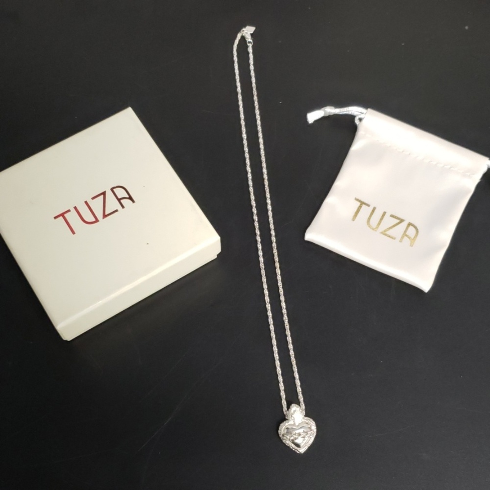 Tuza Thorne heart pendant with necklace